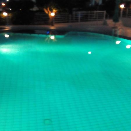Andy'S Gardens Apartment Gerani  Екстериор снимка