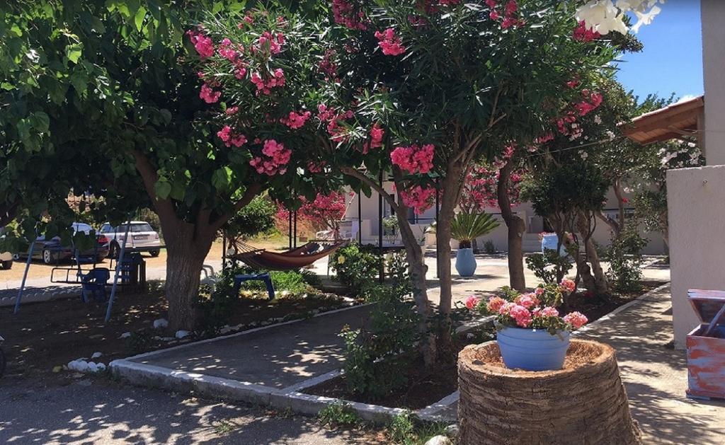 Andy'S Gardens Apartment Gerani  Екстериор снимка